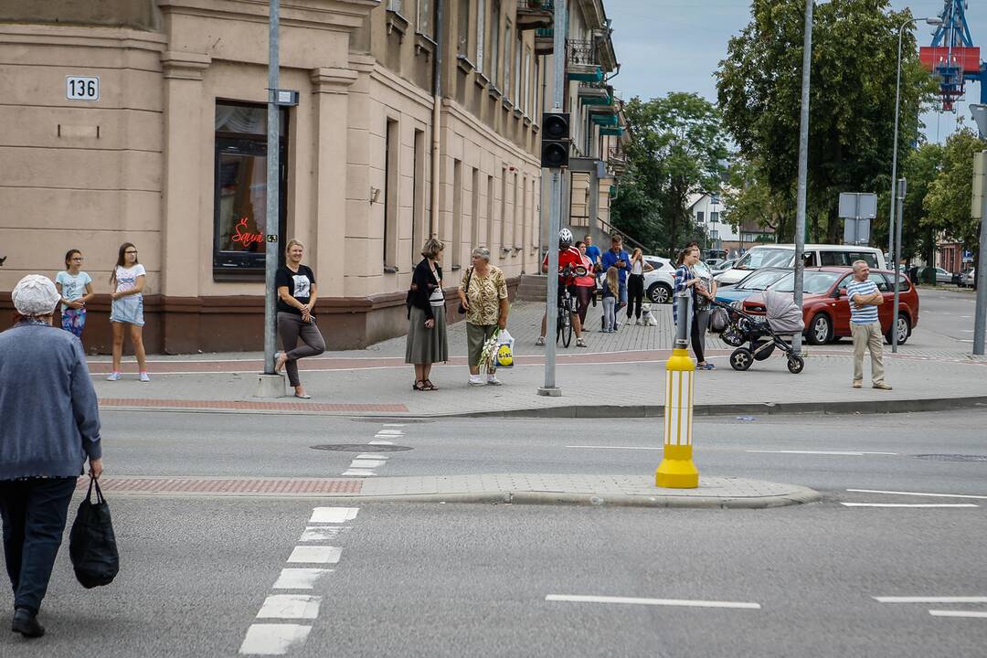 Uostamiesčio daugiabučiame name – dūmai iš po stogo