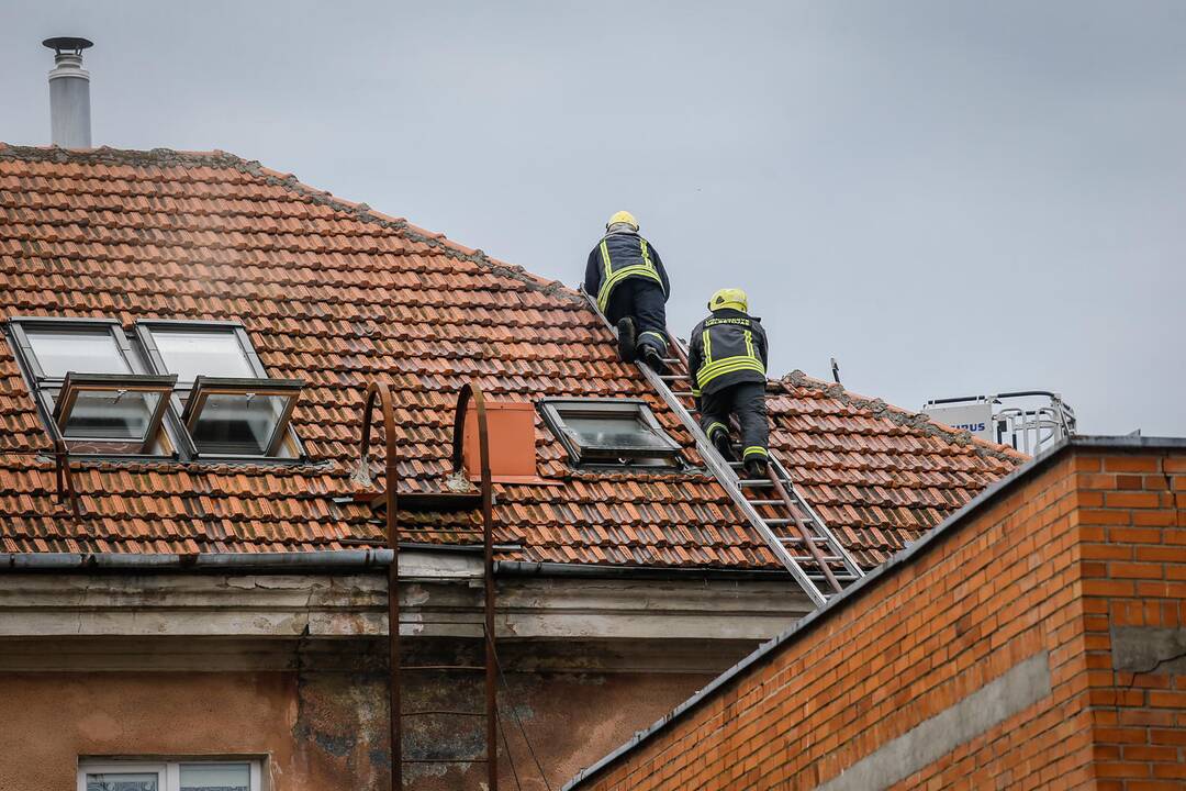 Uostamiesčio daugiabučiame name – dūmai iš po stogo