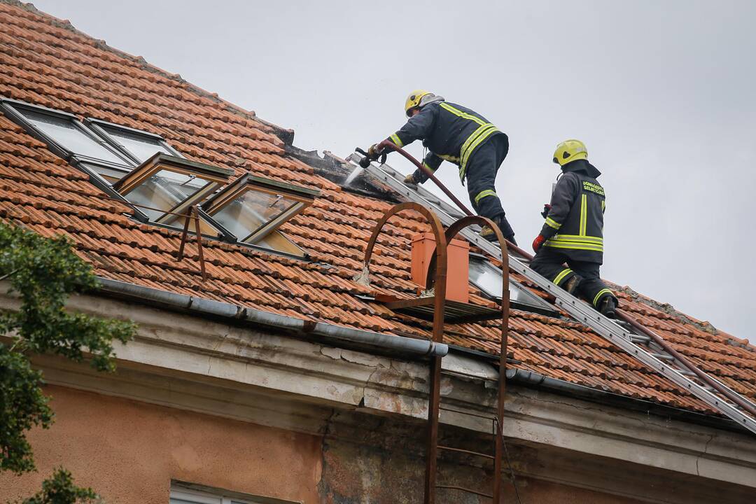 Uostamiesčio daugiabučiame name – dūmai iš po stogo