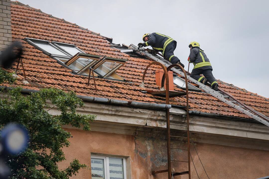 Uostamiesčio daugiabučiame name – dūmai iš po stogo