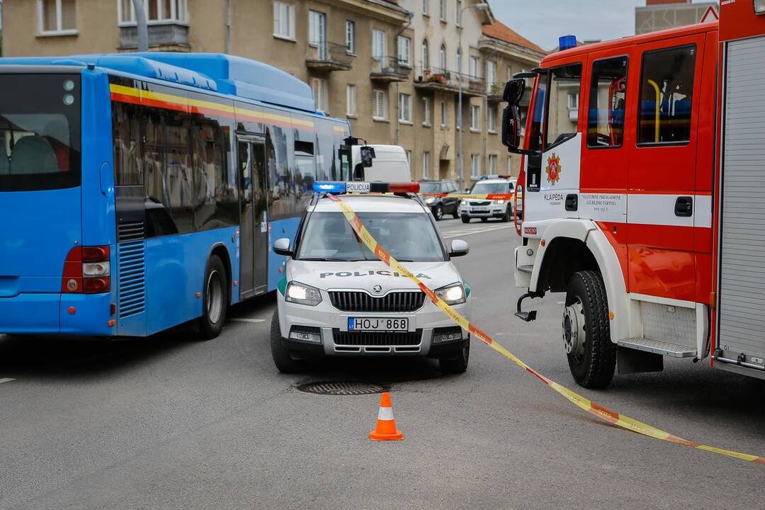 Uostamiesčio daugiabučiame name – dūmai iš po stogo