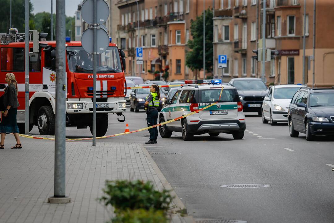 Uostamiesčio daugiabučiame name – dūmai iš po stogo