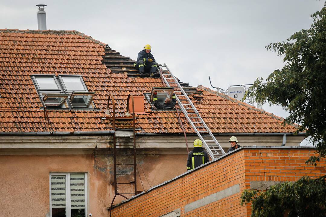 Uostamiesčio daugiabučiame name – dūmai iš po stogo