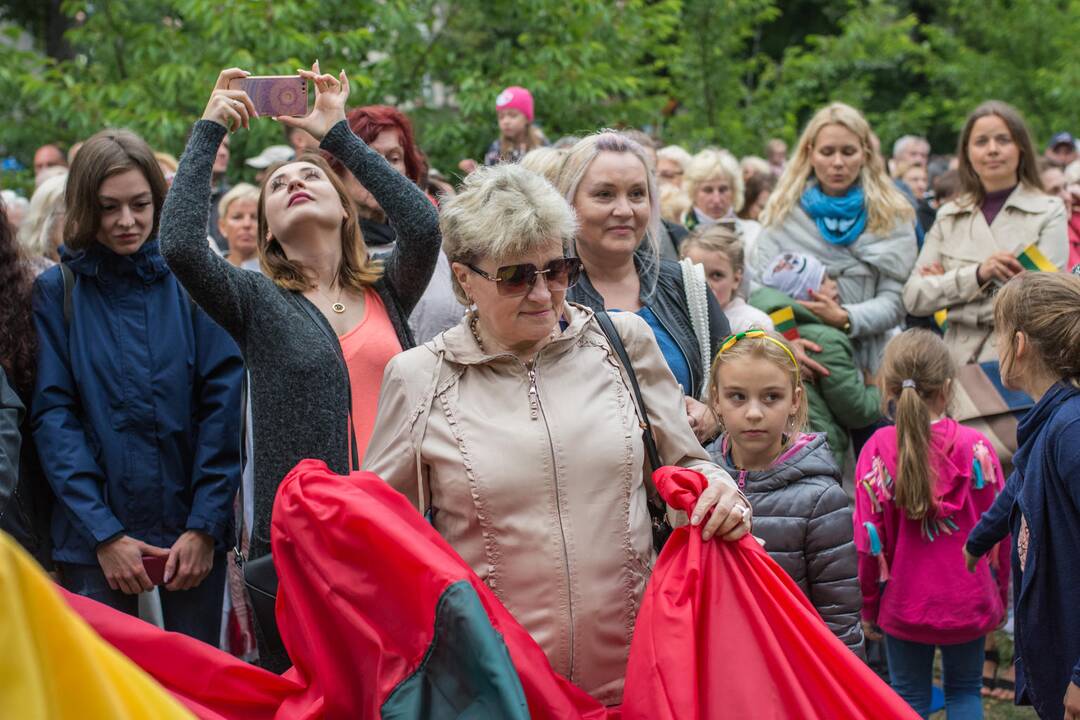 Klaipėdiečiai kartu su viso pasaulio lietuviais giedojo Lietuvos himną