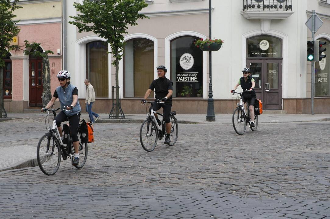 Vasarą sulaukiama gausesnio būrio dviračiais keliaujančių turistų