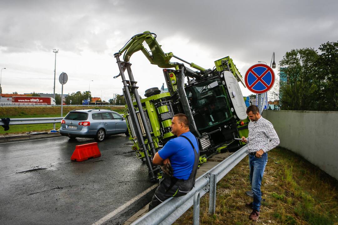 Klaipėdoje nuo vilkiko nuvirto kombainas