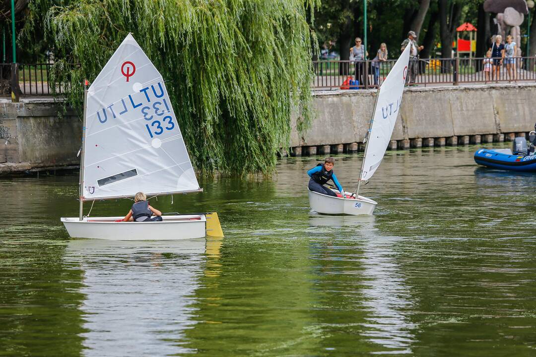 Jaunųjų buriuotojų regata "Meridiano" taurei laimėti