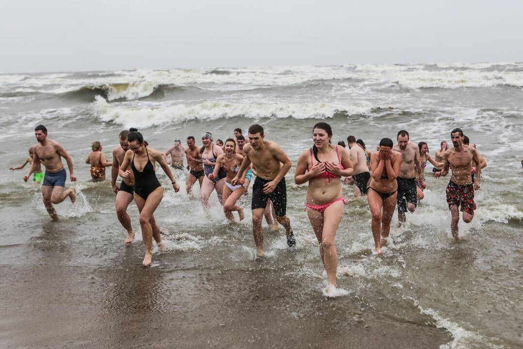 Maudynės jūroje pirmą 2017 metų rytą