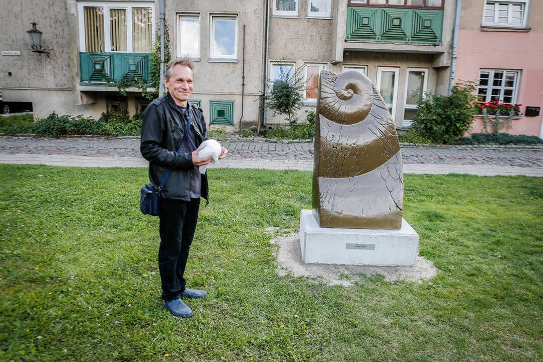 Skvere atidengtos naujos skultūros