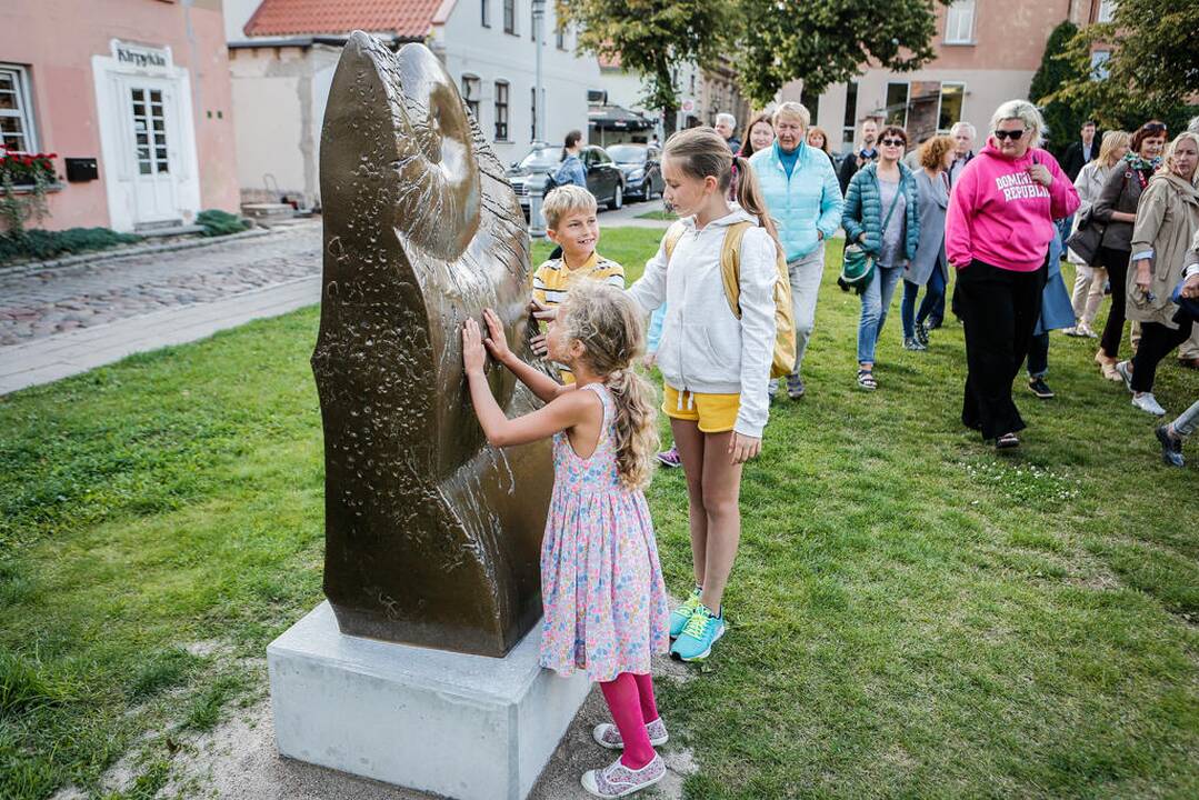 Skvere atidengtos naujos skultūros