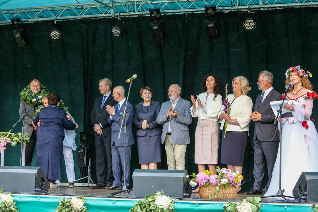 Kretingoje atidengta fontano skulptūra "Mergaitė su vandens skėčiu"