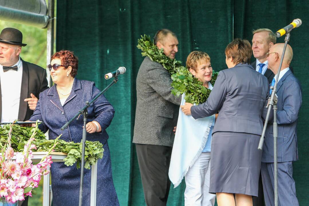 Kretingoje atidengta fontano skulptūra "Mergaitė su vandens skėčiu"