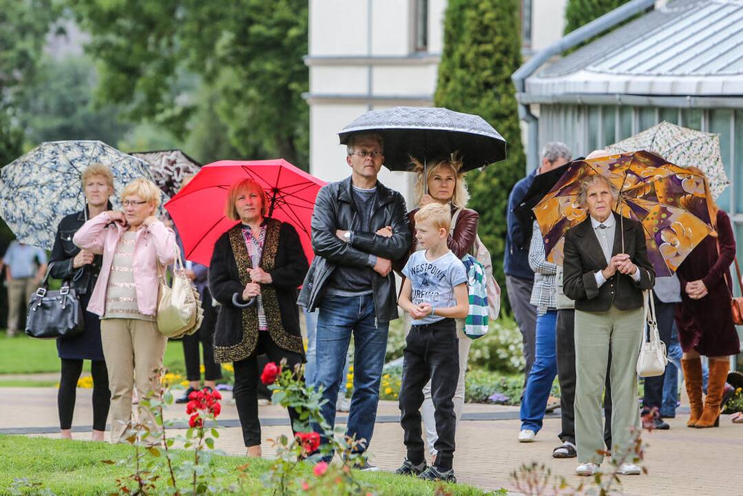 Kretingoje atidengta fontano skulptūra "Mergaitė su vandens skėčiu"