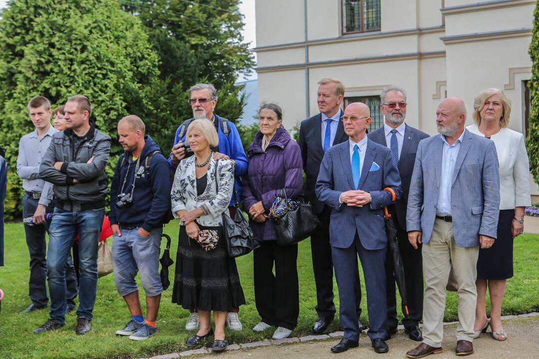 Kretingoje atidengta fontano skulptūra "Mergaitė su vandens skėčiu"