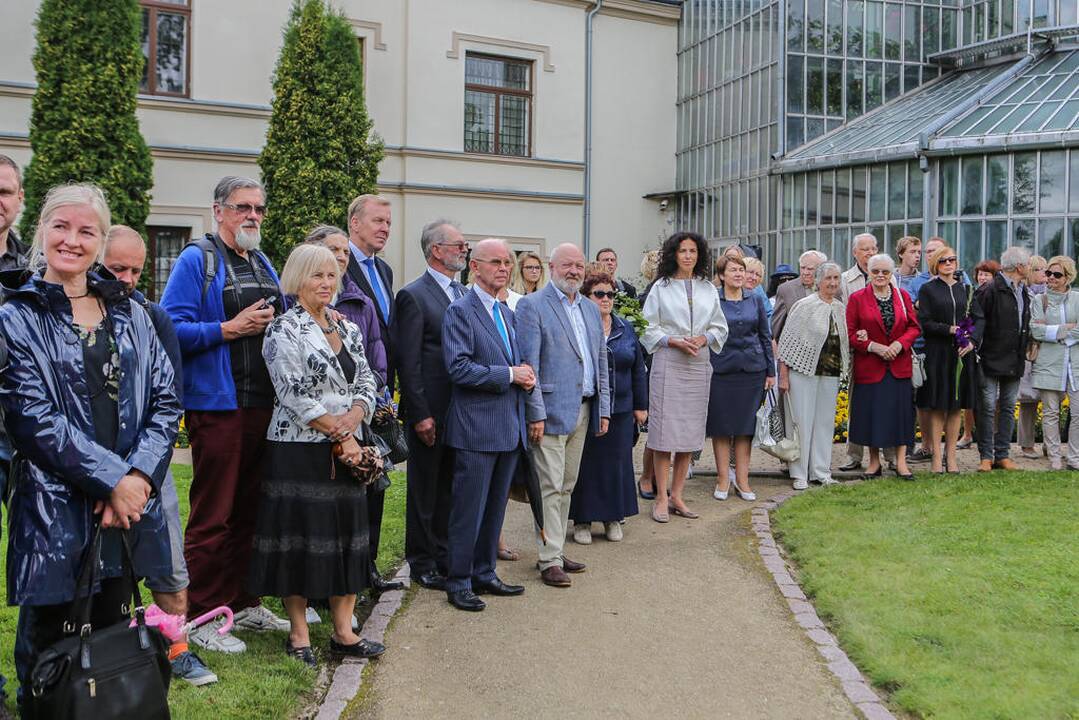 Kretingoje atidengta fontano skulptūra "Mergaitė su vandens skėčiu"