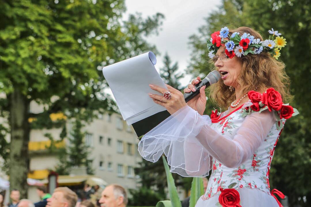 Kretingoje atidengta fontano skulptūra "Mergaitė su vandens skėčiu"