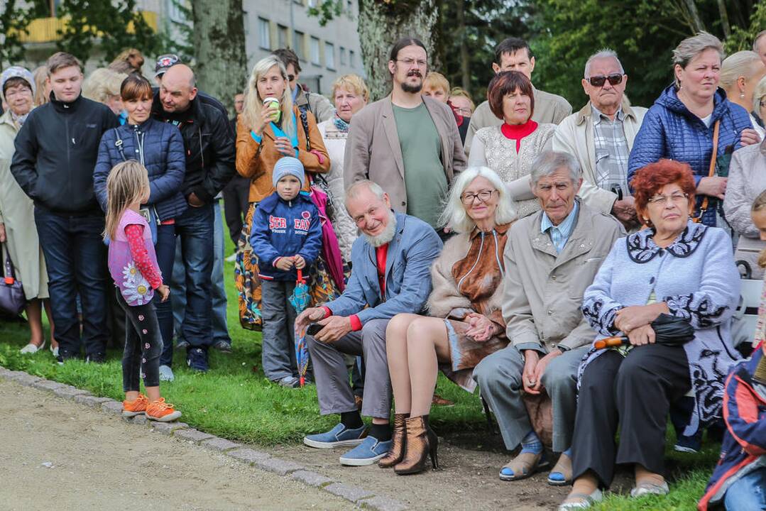 Kretingoje atidengta fontano skulptūra "Mergaitė su vandens skėčiu"
