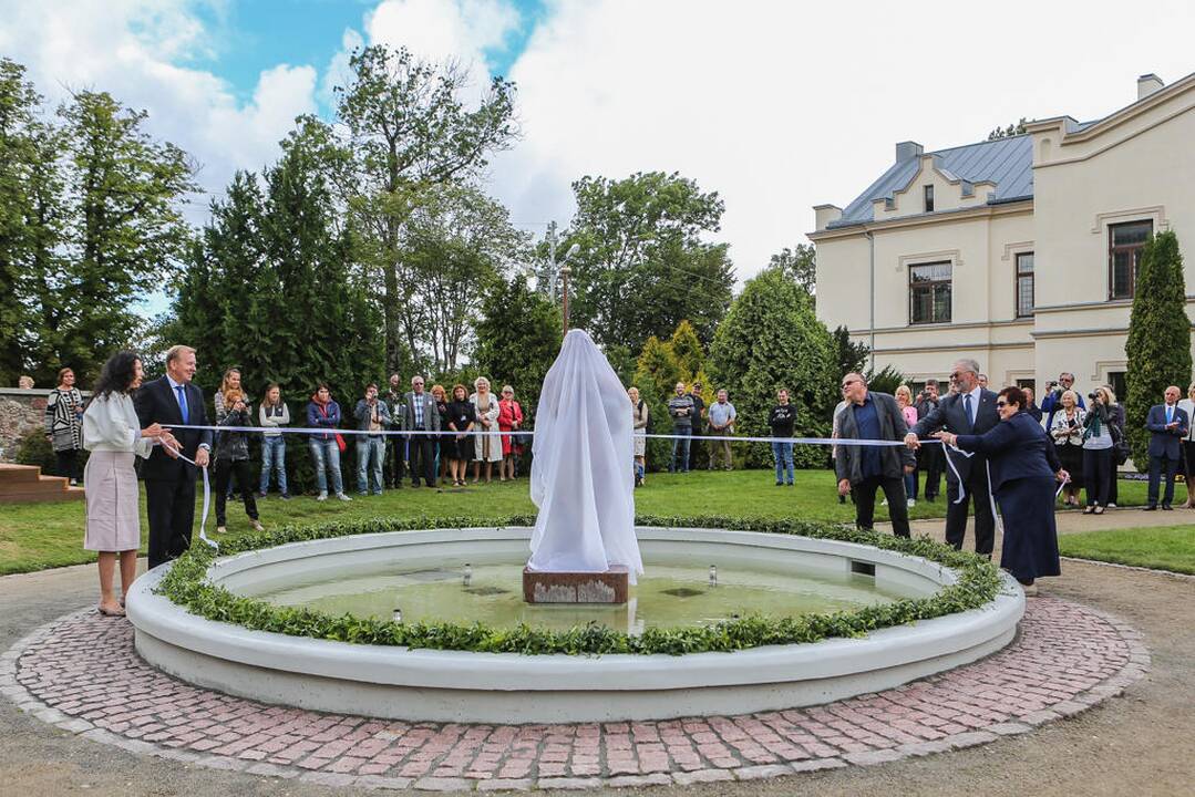 Kretingoje atidengta fontano skulptūra "Mergaitė su vandens skėčiu"