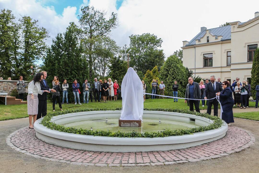 Kretingoje atidengta fontano skulptūra "Mergaitė su vandens skėčiu"