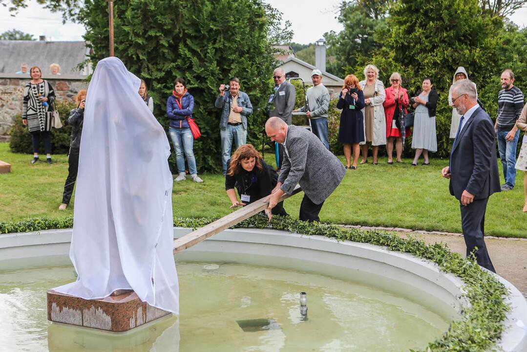 Kretingoje atidengta fontano skulptūra "Mergaitė su vandens skėčiu"