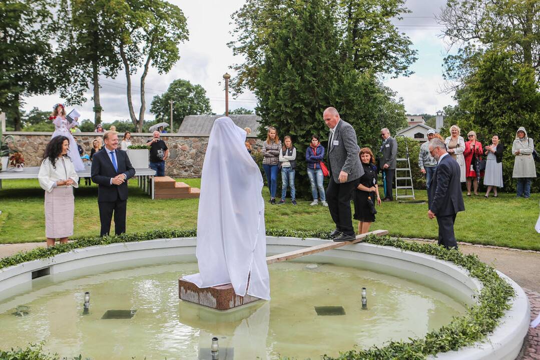 Kretingoje atidengta fontano skulptūra "Mergaitė su vandens skėčiu"