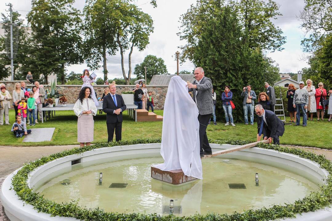 Kretingoje atidengta fontano skulptūra "Mergaitė su vandens skėčiu"
