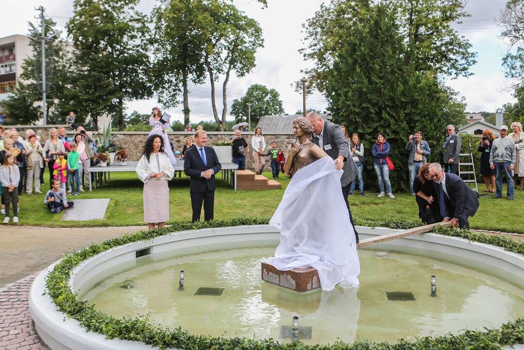 Kretingoje atidengta fontano skulptūra "Mergaitė su vandens skėčiu"