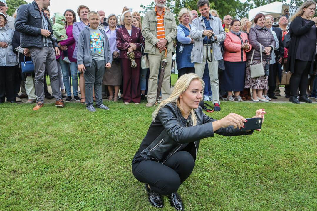 Kretingoje atidengta fontano skulptūra "Mergaitė su vandens skėčiu"