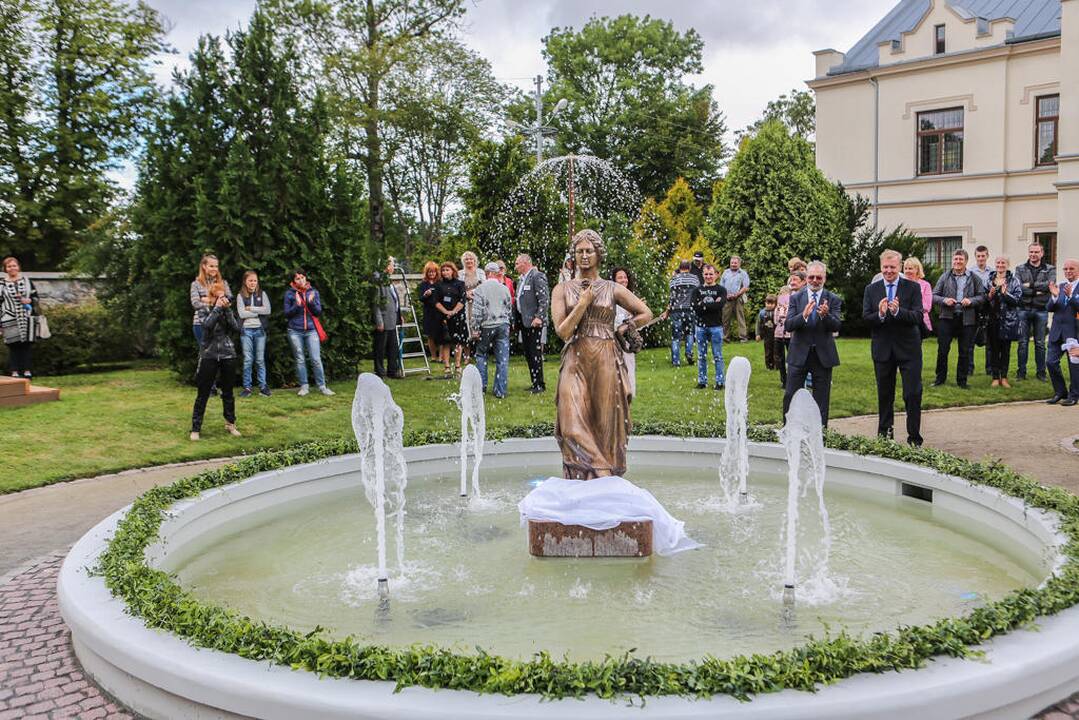 Kretingoje atidengta fontano skulptūra "Mergaitė su vandens skėčiu"