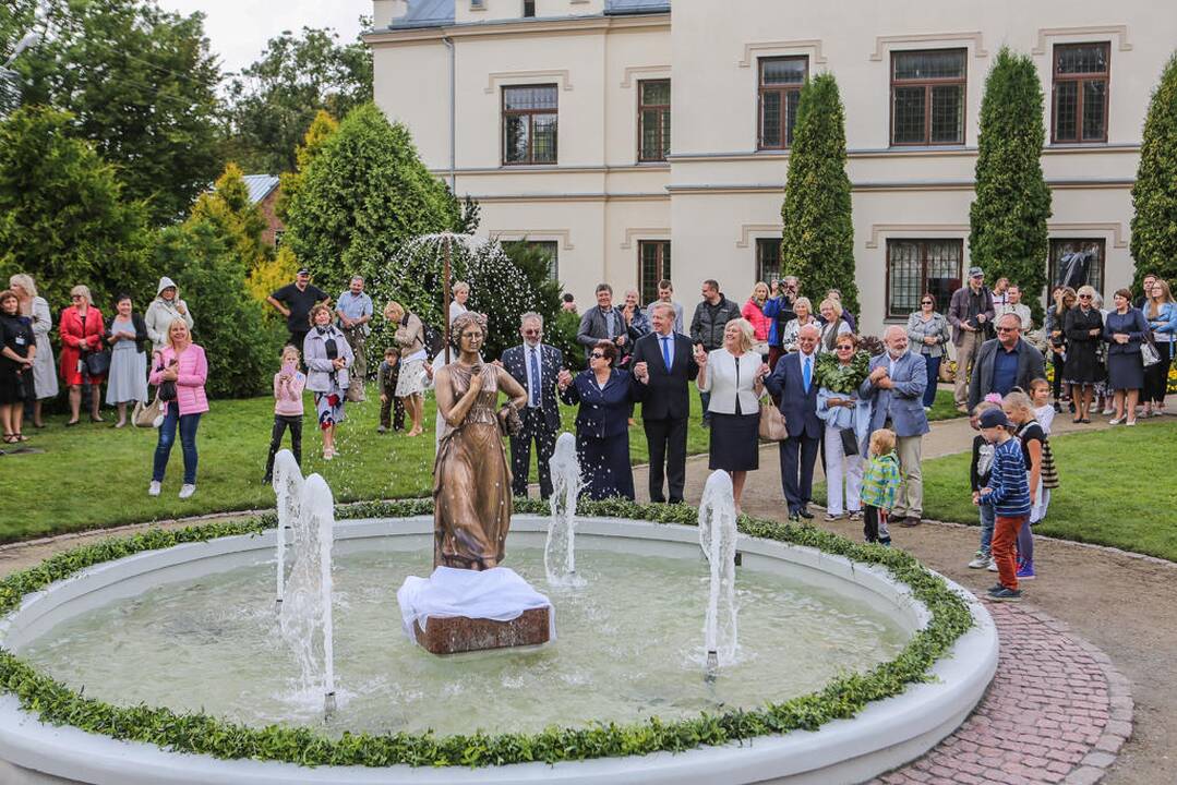 Kretingoje atidengta fontano skulptūra "Mergaitė su vandens skėčiu"