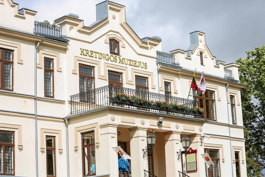 Kretingoje atidengta fontano skulptūra "Mergaitė su vandens skėčiu"