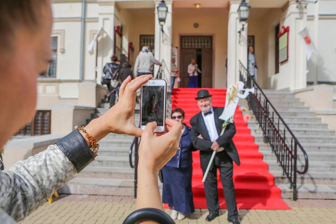 Kretingoje atidengta fontano skulptūra "Mergaitė su vandens skėčiu"
