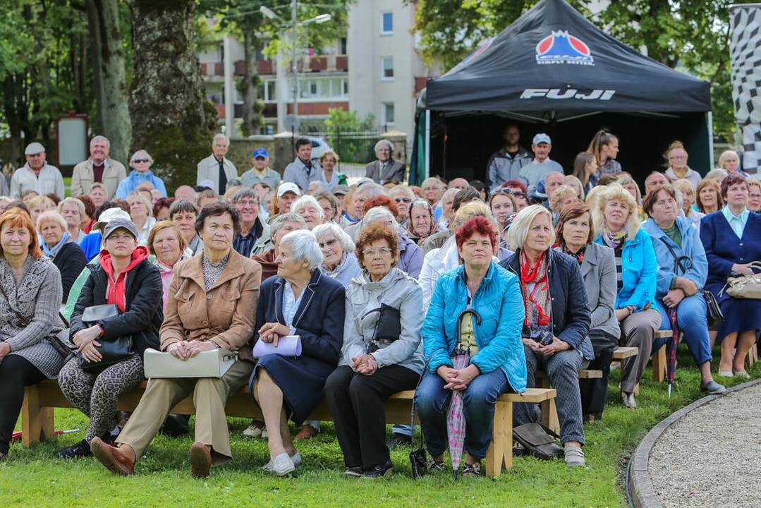 Kretingoje atidengta fontano skulptūra "Mergaitė su vandens skėčiu"