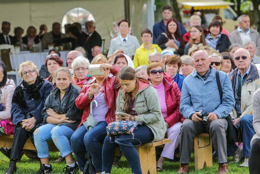 Kretingoje atidengta fontano skulptūra "Mergaitė su vandens skėčiu"