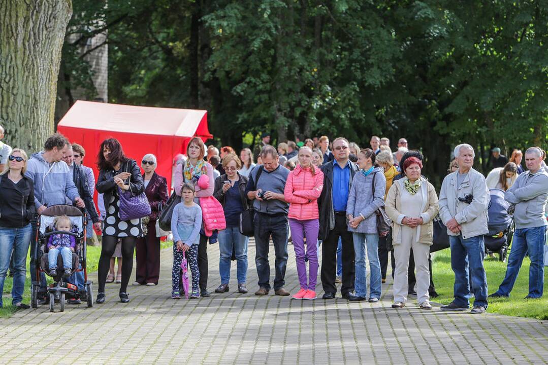 Kretingoje atidengta fontano skulptūra "Mergaitė su vandens skėčiu"