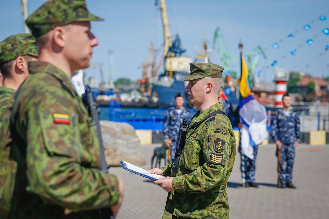 Karinių pajėgų kario ir karininko priesaikos cerenomija