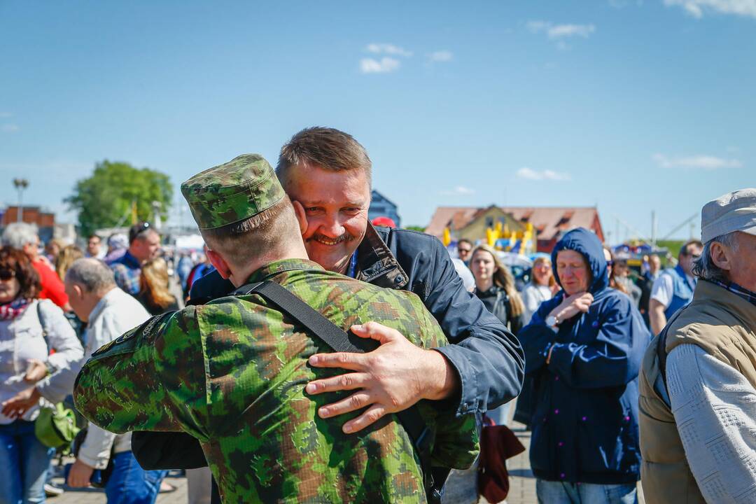 Karinių pajėgų kario ir karininko priesaikos cerenomija