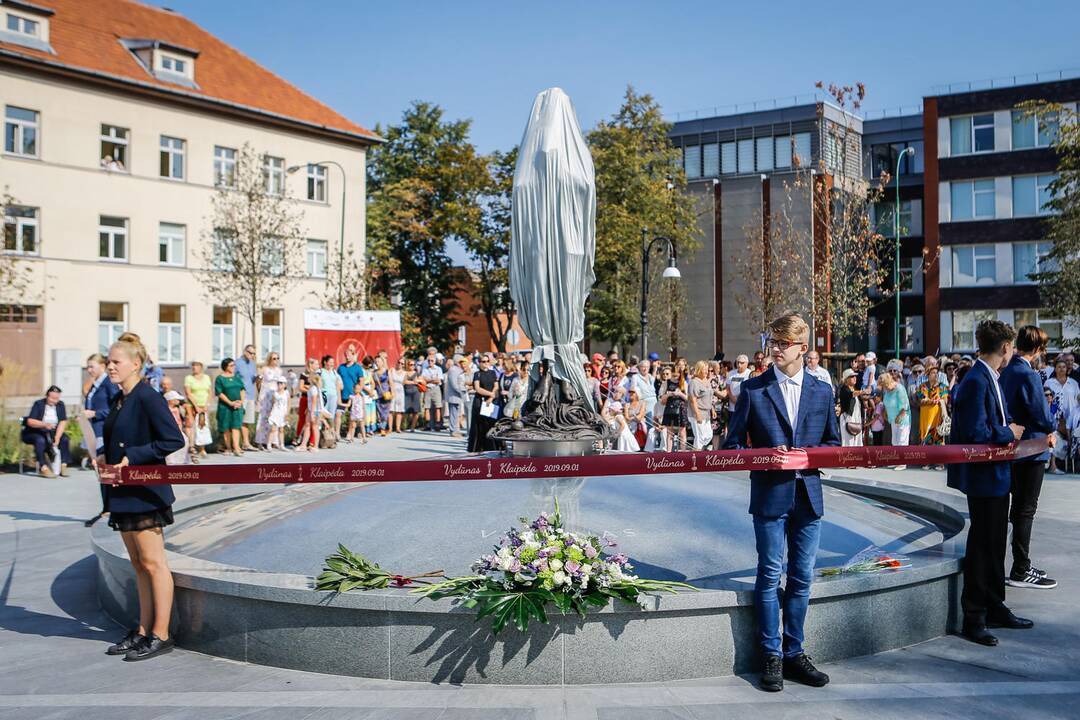 Atidengtas paminklas Vydūnui