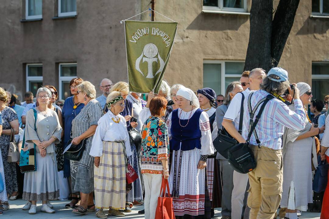 Atidengtas paminklas Vydūnui