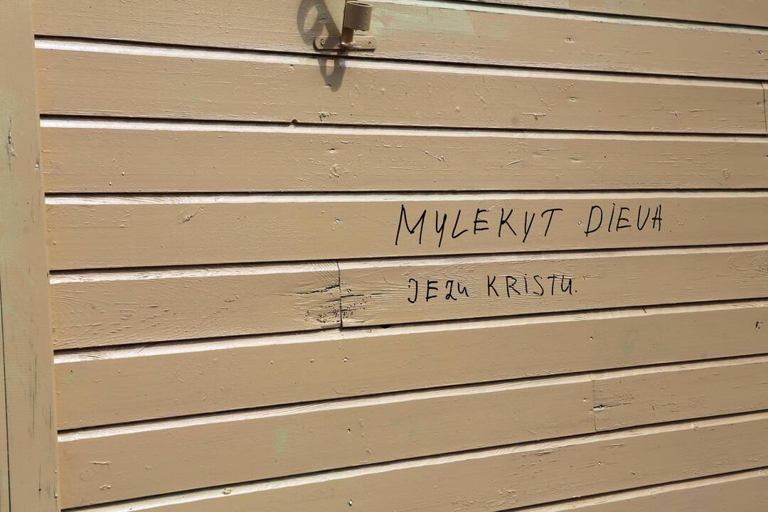 Religiniai fanatikai sudarkė suolus