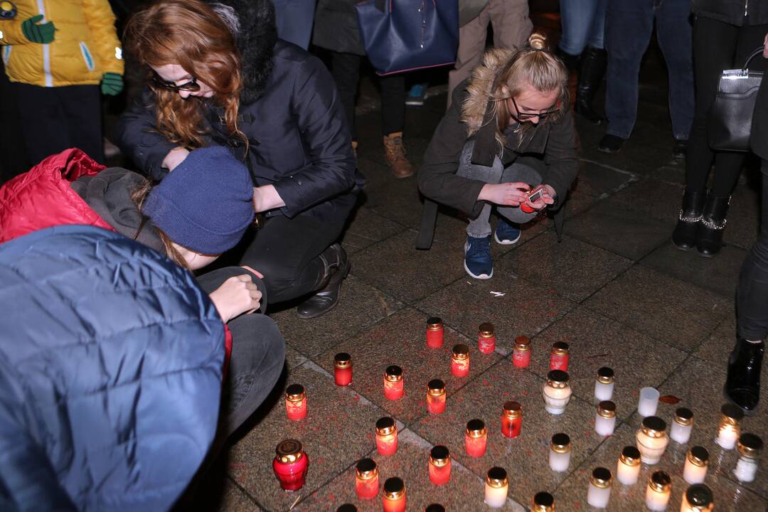 Klaipėdiečiai pagerbė teroro aukas Paryžiuje