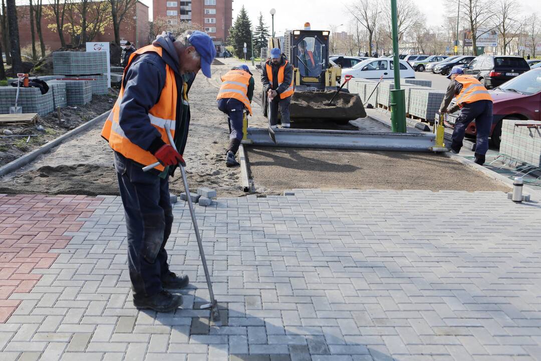 Savivaldybės specialistai apžiūrėjo vykdomus Debreceno ir Pempininkų aikščių rekonstrukcijos darbus