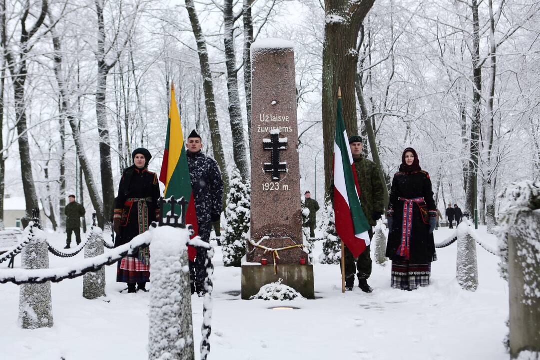 Žuvusiųjų pagerbimo ceremoniją prie paminklo 1923 m. sukilimo dalyviams