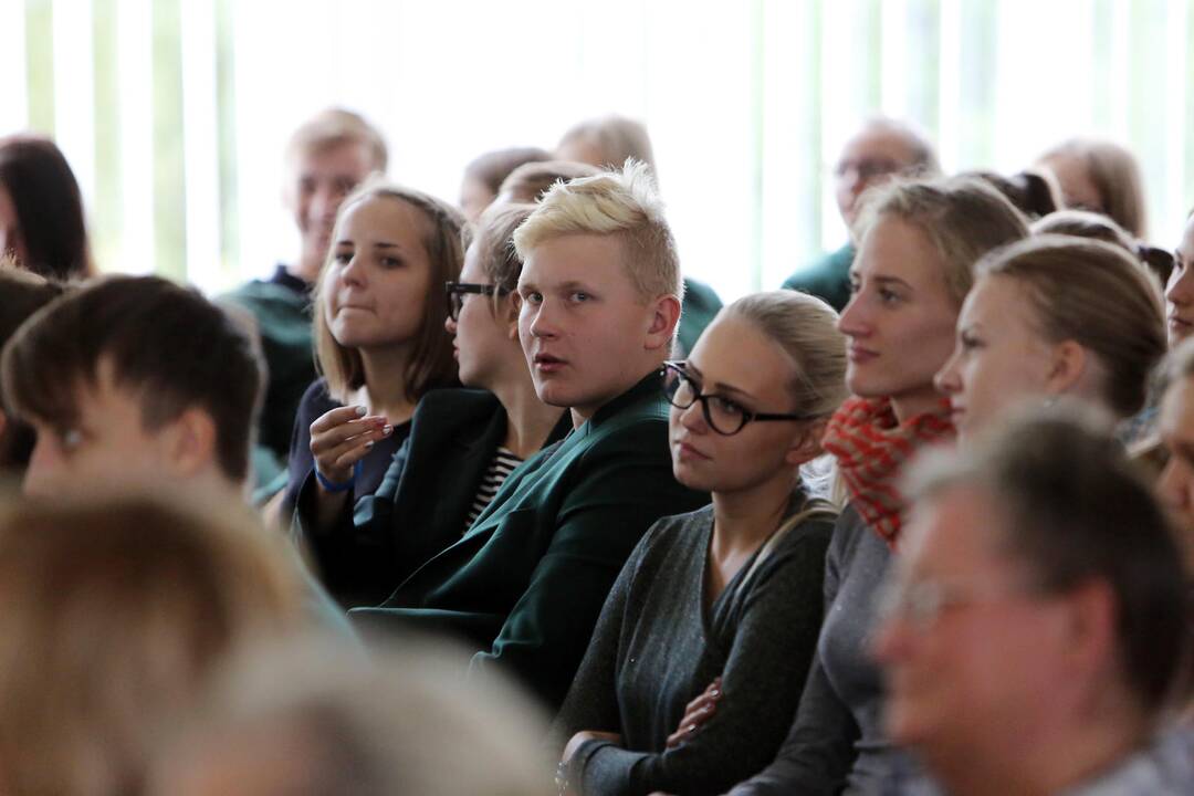 "Ąžuolyno" gimnazijoje viešėjo Konfucijaus instituto delegacija 