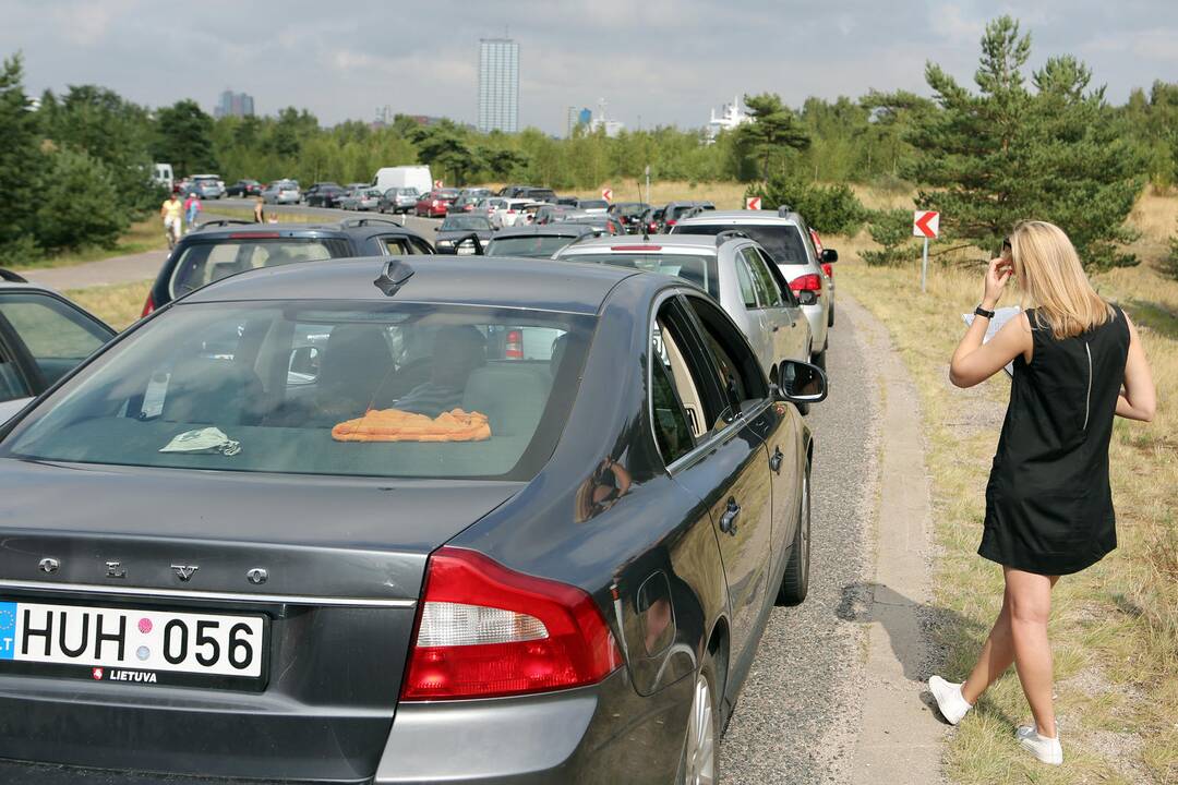 Automobilių eilė Smiltynėje