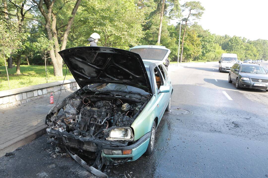 Herkaus Manto gatvėje degė automobilis