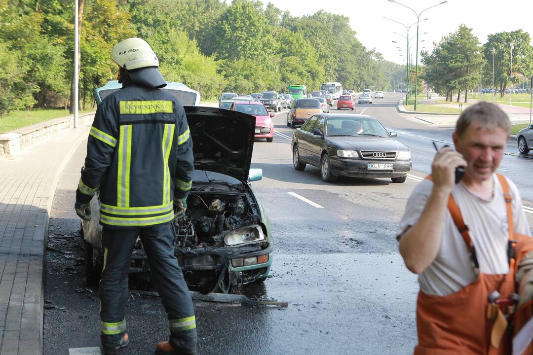 Herkaus Manto gatvėje degė automobilis