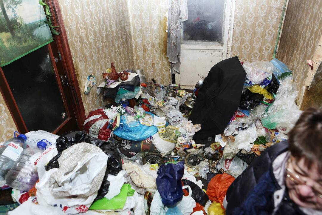 Valomas apleistas butas Bandužių gatvėje