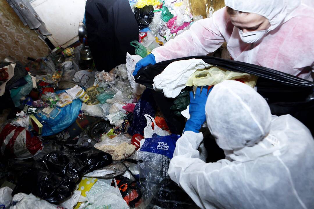 Valomas apleistas butas Bandužių gatvėje