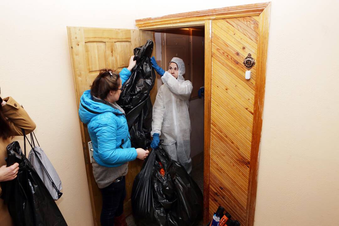 Valomas apleistas butas Bandužių gatvėje